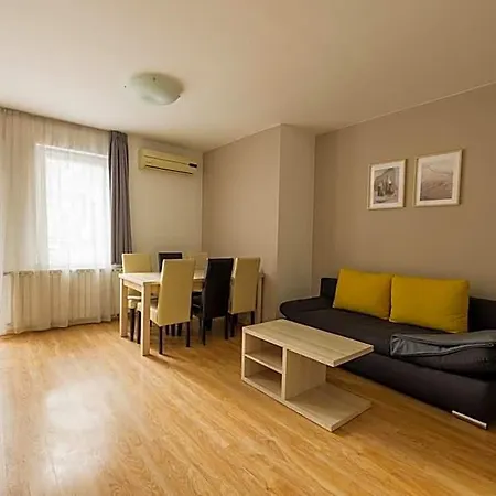 Maple Tree Budget * Budapest