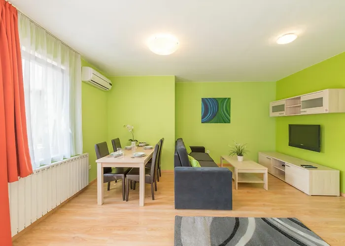 Maple Tree Budget Budapesta