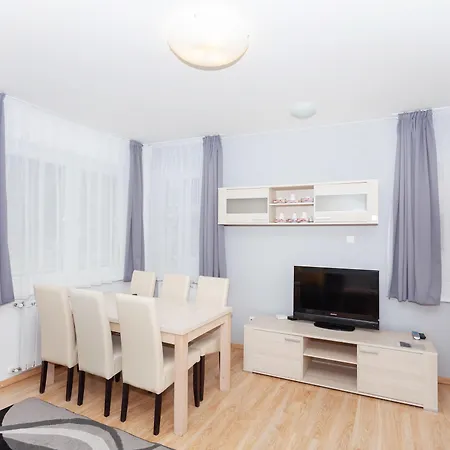 Maple Tree Budget Apartment