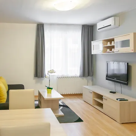 Apartment Maple Tree Budget *