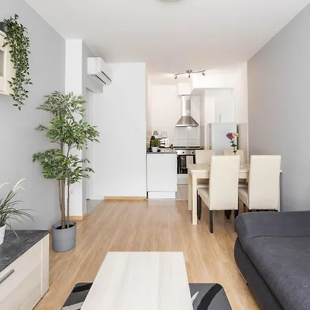 Maple Tree Budget Apartment