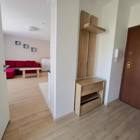 Maple Tree Budget Apartment
