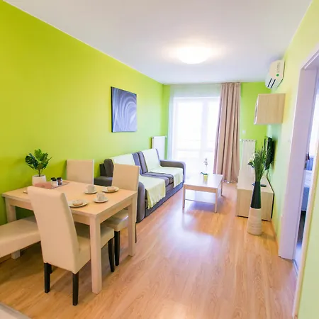 Apartment Maple Tree Budget *