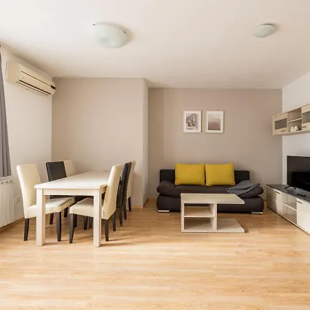 Maple Tree Budget * Βουδαπέστη